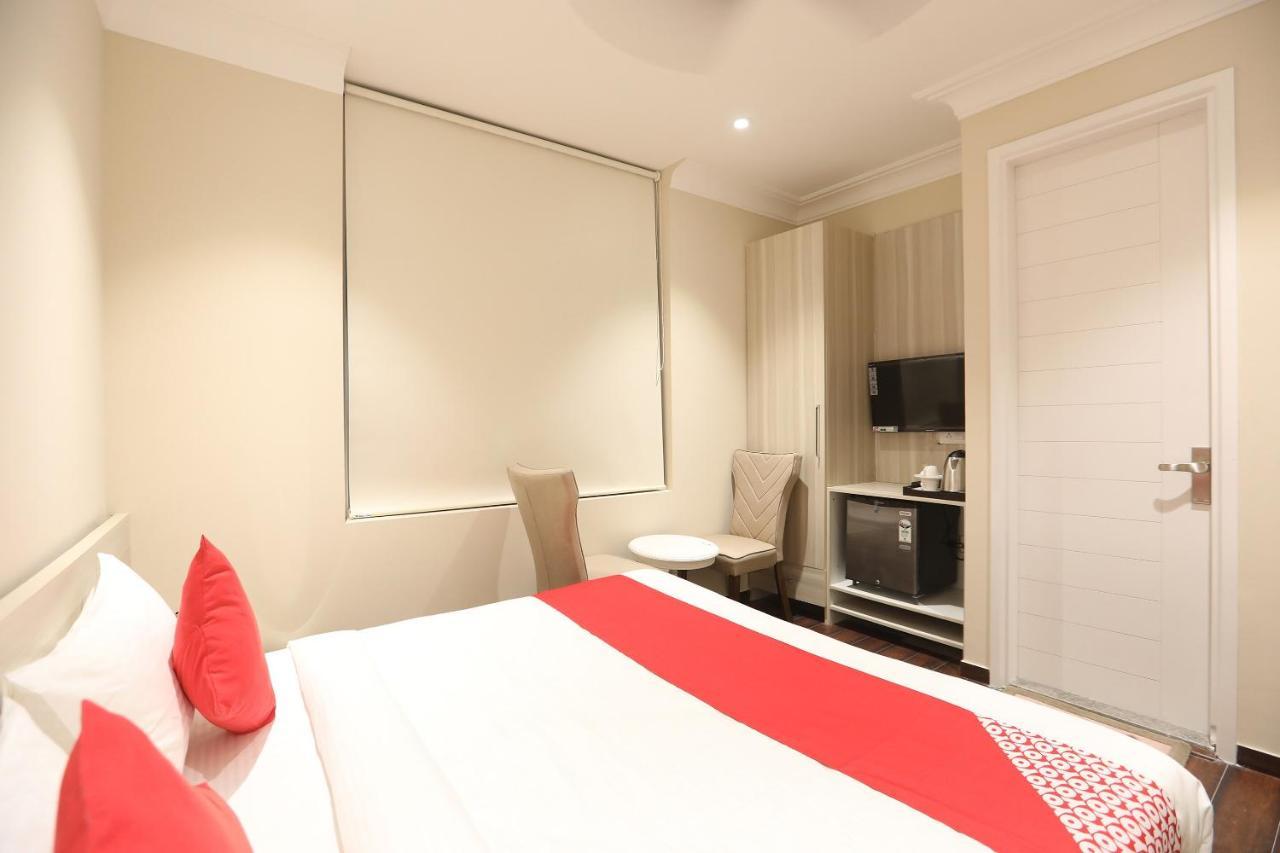 Hotel Oyo 43009 The Palm Green Indraprastha Esterno foto