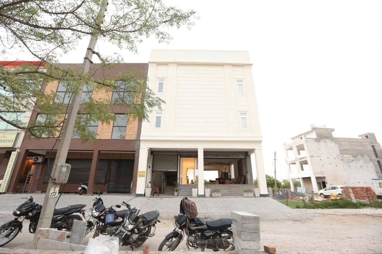 Hotel Oyo 43009 The Palm Green Indraprastha Esterno foto